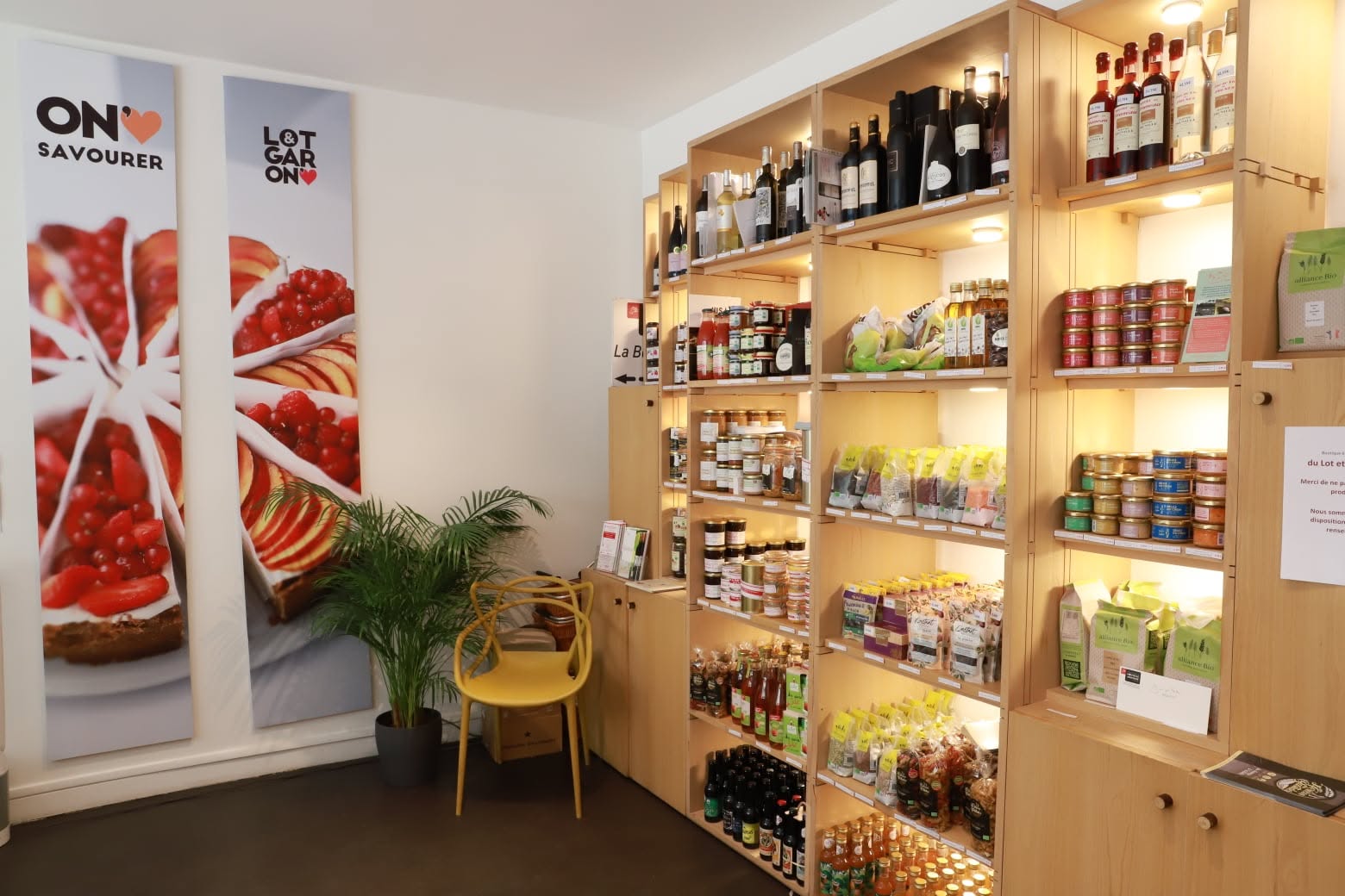 Intérieur d'une épicerie bio partenaire